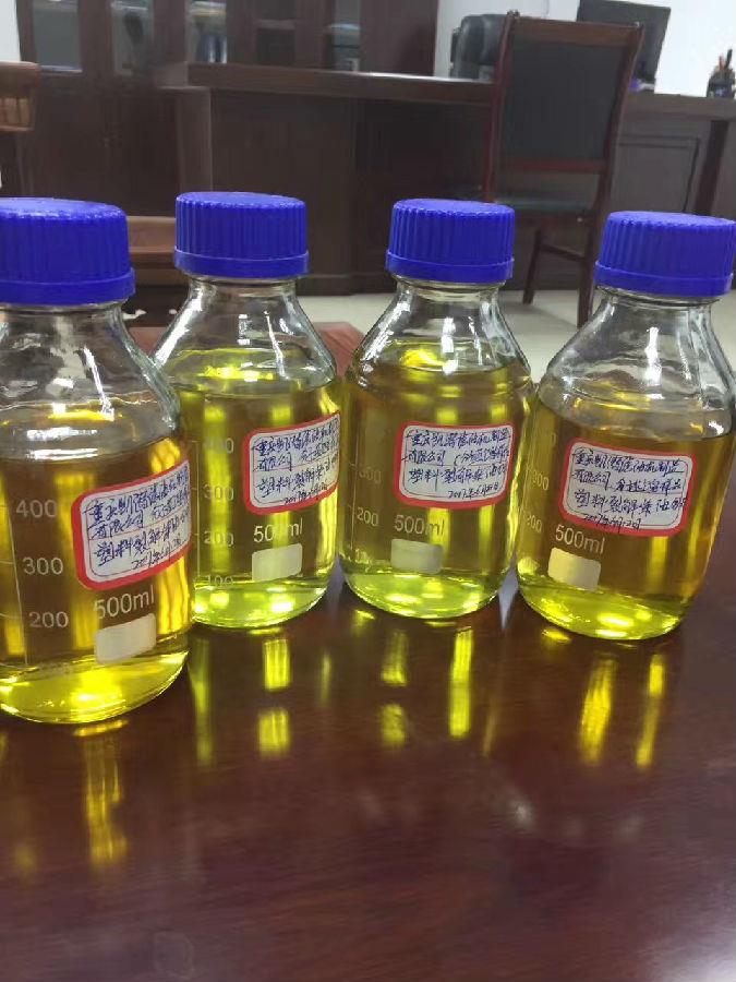 油樣圖.jpg 潤滑油中油泥的危害?用什么濾油設(shè)備凈化再使用?